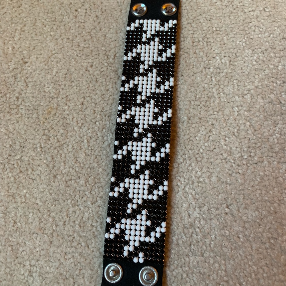 Swarovski black/white beaded med band snap brac